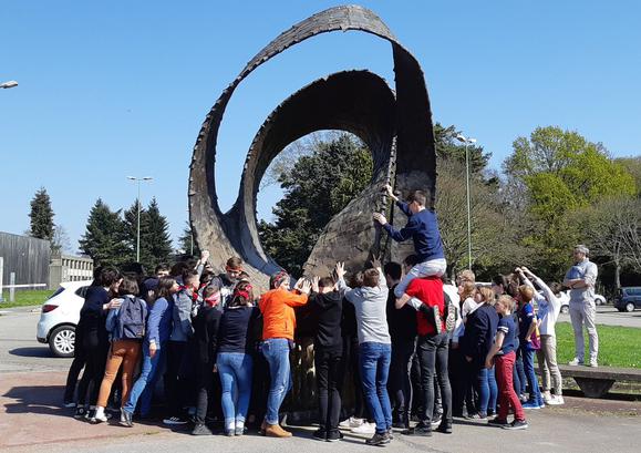 Élèves de l’académie d’Orléans-Tours devant le ruban de Möbius, Rennes, mars 2019